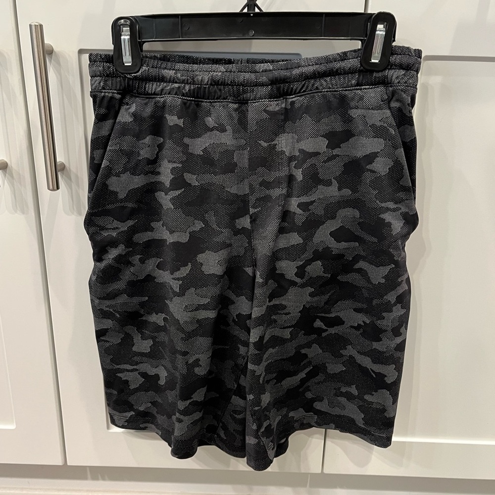 Men’s Lululemon Pace Breaker 9” lined size small in black camo